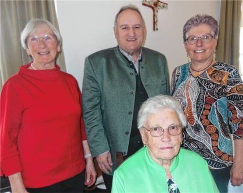Die Jubilarin im Kreise ihrer Gratulanten: (von links) Anneliese Reichl, Bürgermeister Alfred Lantenhammer und Lieselotte Wiesböck, Vorsitzende Frauenkreis St. Michael. Foto Angermeier
