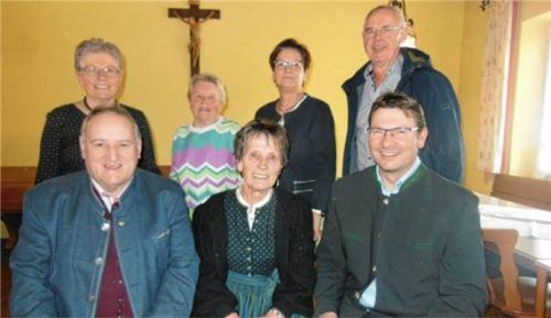 Die Jubilarin mit ihren Gratulanten Bürgermeister Alfred Lantenhammer und Zweitem Bürgermeister Reinhard Winterer, Lieselotte Wiesböck und Marianne Leitl, Sieglinde Fußeder und Konrad Englmeier. Foto Angermeier