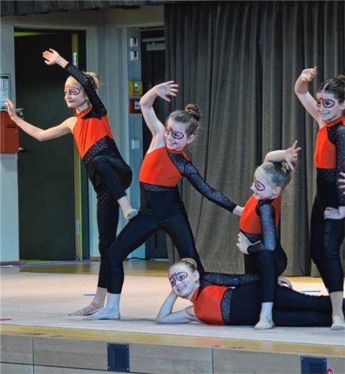 Die jungen Gymnastinnen waren mit viel Eifer dabei.Fotos re