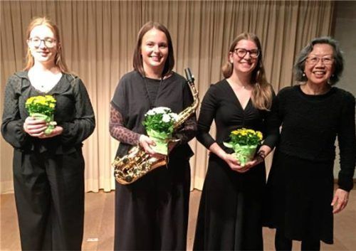 Die jungen Musikerinnen (von links) Katja Weber, Emma Eibelsgruber und Julia Röhrl mit der Pianistin Sylvani Utami.

Foto jaensch