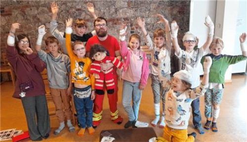 Die Kindergruppe bekam im Haus der Begegnung spielerisch Einblicke in Erste Hilfe. Foto re