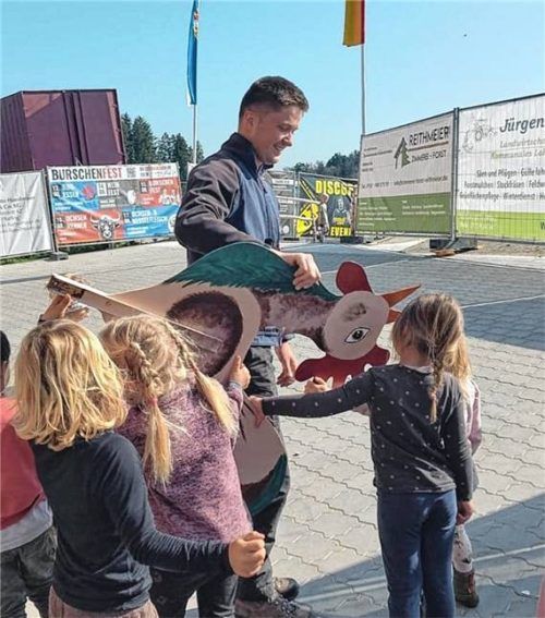 Die Kita-Kinder mit dem gestohlenen Maibaum-Gockel. Foto re