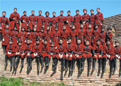 Die Klangfülle und Ausdruckskraft der georgischen Chormusik vermittelt der Knabenchor „Bichebi“ bei seinen Konzerten. Am kommenden Wochenende machen sie Station in Bad Endorf.Foto re