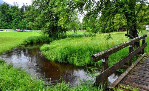 Die kleine Brücke am Raitner Bach ist eine wichtige Verbindung zwischen Raiten und Unterwössen für Fußgänger und Radler. Sie wird auch von den Trachtlern bei ihrer traditionellen Wallfahrt genutzt. Foto Wunderlich