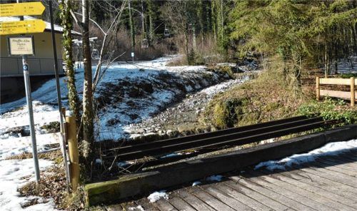 Die kleine Fußgängerbrücke muss wegen des Umbaus abgerissen werden. Fotos Wunderlich