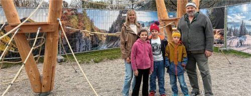 Die Konrektorin der Schlechinger Grundschule, Bärbel Schmalfuß, die Schulkinder und Bürgermeister Josef Loferer freuen sich über den Abschluss der Arbeiten. Foto Wunderlich