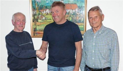 Die KSV-Vorsitzenden Franz Mittermeier (links) und Josef Holzner (rechts) begrüßen Georg Holzner als neues Mitglied in der Vorstandschaft. Foto Bachmaier
