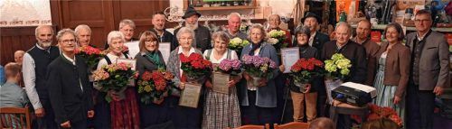 Die langjährigen Mitglieder mit Bürgermeister Georg Huber (rechts). Foto Deindl