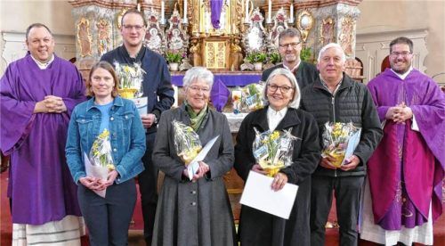 Die langjährigen Pfarrgemeinderäte aus Inzell und Weißbach wurden im Rahmen eines Familiengottesdienstes in der Inzeller Pfarrkirche gebührend verabschiedet: (vorn, von links) Monika Hallweger, Barbara Schmidberger, Hedi Schmid sowie (hinten, von links) Diakon Andreas Nieder, Maxi Hallweger, der langjährige Pfarrgemeinderatsvorsitzende Albert Hütter, Franz Osterholzer und Pfarrer Thomas Weinzierl. Foto Wegscheider