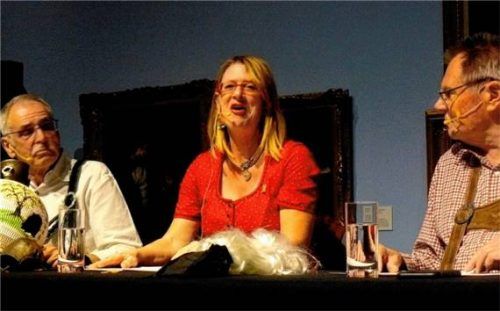 Die Leser Max Dietrich, Brigitte Oberkandler und Dr. Hans Küsters (von links) tragen eine schlitzohrige Komödie zum Schmunzeln vor. Foto  Fischer
