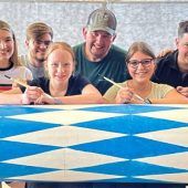 35-Meter-Maibaum wird mit Muskelkraft aufgestellt