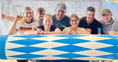 Die Mitglieder der drei Holzhamer Dorfvereine geben dem Maibaum unter der Leitung von „Baam-Moasta“ Tom Niedermaier (Mitte) den finalen weiß-blauen Farbanstrich. Foto Neuwirth