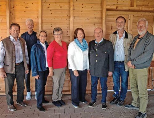 Die Mitglieder des neuen VdK-Vorstands Schnaitsee: (von rechts) Kassier Alois Graßl, Schriftführer Franz Graßl, Zweiter Vorsitzender Vitus Pichler, Vorsitzende Luise Dotzauer, Frauenvertreterin Marianne Bauer, Kreisgeschäftsstellen-Vertreterin Barbara Sailer, Bürgermeister Thomas Schmidinger und Beirat Alois Köhldorfner. Foto hellmeier