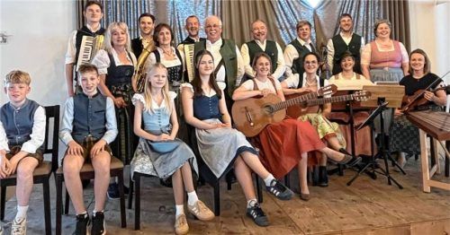 Die Mitwirkenden begeisterten die Zuhörer beim Wirtshaussingen in Lohkirchen. Foto  Stettner