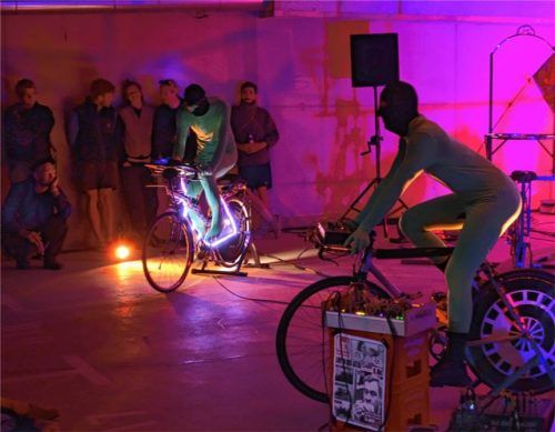 Die Musik-und Bewegungsperformances bei den „Cycling Sounds“ zog viele Neugierige an. Mit Bikes und Elektronik schufen die Akteure eine besondere Aktion mit Tanz-Vibes vom DJ-Pult. Foto Friedrich