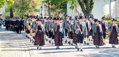Die Musikkapelle Kiefersfelden führte den bunten Festzug an.