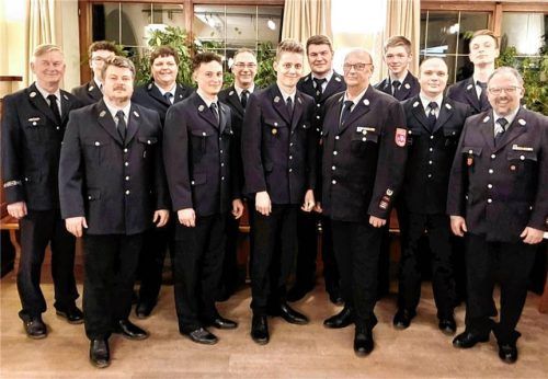 Die neu aufgestellte Vorstandschaft: (von links) der stellvertretende Kommandant Manfred Haider, Schriftführer Florian Oeckel, Beisitzer Sebastian Henche, Beisitzerin Corina Unger, Fähnrich Kilian Janson, Beisitzer Thomas Blank, Zweiter Vorsitzender Maximilian Mauer, Beisitzer Kilian Wörndl, Vorsitzender Josef Höhn, Kassier Jakob Weißmeier, Jugendwart Michael Poschner, Beisitzer Korbinian Obermaier und Kommandant Hans-Jürgen Oeckel. Foto Hötzelsperger