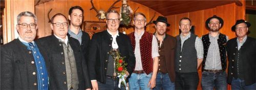 Die neu gewählte Hauptmannschaft: (von links): Bürgermeister Stefan Lederwascher (Wahlleiter), Andreas Bauer (Beisitzer), Matthias Kutzscher (Schriftführer), Hauptmann Florian Stadler, Hans Maier (Kassier), Martin Schweinsteiger (Schützenmeister), Jochen Schuppe (Fähnrich), Martin Wons (Zeugwart) und Ralph Resch (Beisitzer).Foto re