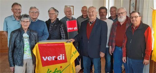 Die neu gewählte Vorstandschaft der Verdi-Senioren: (von links) Heini Eimannsberger (Beisitzer) aus Burghausen, Elisabeth Greimel (Schriftführerin) aus Mühldorf, Anton Galneder (Beisitzer) aus Tüßling, Georg Bauer (Beisitzer) aus Dorfen, Manfred Mooser (Revisor) aus Töging, Max Kapser (Kassier) aus Töging, Erwin Schmitzberger (Referent) aus Töging, Anton Raischl (stellvertretender Vorsitzender) aus Burgkirchen, Ludwig Höfl (Revisor) aus Winhöring, Georg Beck (Beisitzer) aus Erharting, Gert Hilger (Vorsitzender) aus Waldkraiburg. Foto re