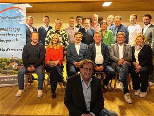 Die neu gewählte Vorstandschaft des Rosenheimer Kreisverbands der Parteifreien/ÜWG mit den beiden Vorsitzenden Georg Huber und Christoph Schneider (vorne Mitte), Kassierin Nicole Bauer-Schäfer (hinten, Dritte von links) und Schriftführerin Eva Lagler (vorne, Zweite von links), den Beisitzern und Revisoren sowie dem Ehrenvorsitzenden Dieter Kannengießer (vorne). Foto re