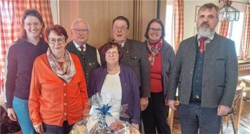 Die neu gewählten Bezirksvorstandsmitglieder: (von links) Marion Schweiger, Ruth Fleischer, Helmut und Anni Feuerer, Anton Brenner (scheidender Bezirksvorsitzender), Veronika Waldschütz und Gerhard Vilsmeier. Foto  re