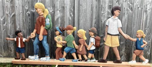 Die neue Figuren des Maibaumes hat die Schnitzerschule Berchtesgaden im Rahmen eines Ausbildungsprojekts gestaltet.