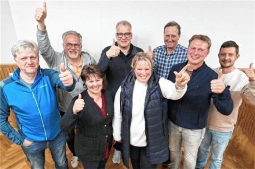 Die neue ÜWG-Vorstandschaft mit der frisch gewählten neuen Vorsitzenden Nicole Bauer-Schäfer (vorne, Mitte). Foto re