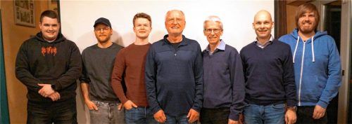 Die neue Vorstandschaft der Abteilung Tennis des FC Maitenbeth mit dem Vorstand des Hauptvereins: (von links) Felix Schweiger, Felix Albert, Zeno Mayerhofer, Otto von Hören, Peter Selmeier, Andi Weinberger und Alex Heimann. Foto Richterstetter