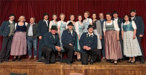 Die neue Vorstandschaft des GTEV „Chiemgau“ Feldwies: (von links) Fritz Berg, Sabine Stecher, Bernd Hilz, Stephan Orger, Maria Enzwieser, Anna Gnadl, Theresa Hofmann, Julia Abend, Christina Memminger, Steffi Wagner, Karl Nüsseler, Marianne Jauernig, Martin Heigenhauser, Heidi Huber, Martin Stephl, vorne: Xaver Gnadl, Andreas Heigenhauser und Korbinian Hiendl. Foto re