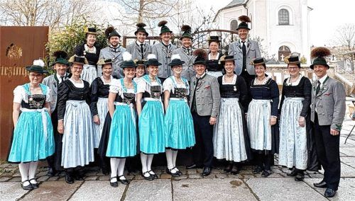 Die neue Vorstandschaft des GTEV D´Hochlandler Söllhuben: (hinten, von links) Barbara Fischer, Andreas Hirzinger, Benedikt Vordermayer, Florian Fischer, Sepp Loferer, Christine Zwickl und Markus Summerer mit (vorne, von links) Marie Daxenberger, Alois Fischer, Maria Riske, Janine Geisler, Veronika Summerer, Irmi Riepertinger, Luisa Dangl, Hannah Gmeiner, Florian Rothmayer, Sabine Furtner, Monika Ruhsamer, Susi Stocker und Simon Rothmayer.Foto Hötzelsperger