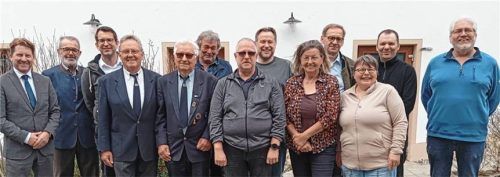 Die neue Vorstandschaft des KSV mit (von links) Bürgermeister Josef Grundner, stellvertretendem Landrat Richard Fischer, Schriftführer Christian Hargasser, Beisitzer Hans Stoiber, Erich Hargasser, Norbert Strobl, dem neuen Vorsitzenden Jens Rödel, Kassier Mark Kenstler, Beisitzer Annemarie Bichlmeier, Franz Hargasser, Carmen Dietz-Rödel, Uli Greimel sowie Kreisvorsitzendem Uwe Weber. Foto Stettner