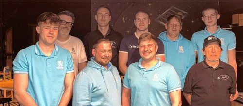 Die neue Vorstandschaft des Löwenfanclubs: (von links, vorne) Lukas Kraus, Marcel Gruber, Armin Mayerhofer und Vereinswirt Andre von Hahn sowie (von links, hinten) Wolfgang Altinger, Christoph Hartinger, Stefan Hechenberger, Lu Harrecker und Ole Harrecker. Foto Gillitz