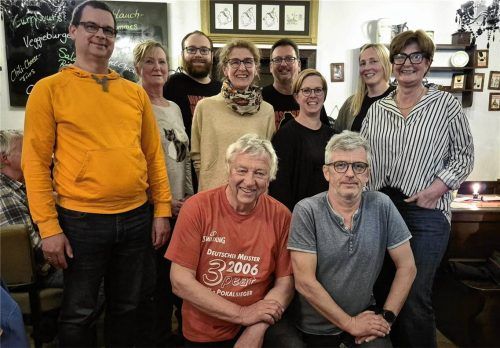 Die neue Vorstandschaft: (kniend, von links) die Beisitzer Wolfgang Tschentscher und Peter Maier sowie (stehend, von links) die Revisoren Stefan Haidn und Doris Fetting, Beisitzer Markus Tschentscher, die neue Vorsitzende Brigitte Aversano, Beisitzer Rene Nowak, Kassierin Nadine Ionker, Beisitzerin Verena Wernthaler und die Zweite Vorsitzende Ute Brunckhorst. Fotos Rieger