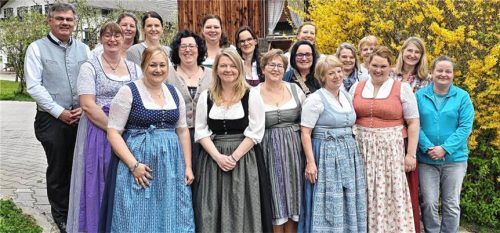 Die neue Vorstandschaft mit Günter Schmitzberger und die neue Vorsitzende Johanna Auer (Dritte von rechts). Foto Hötzelsperger