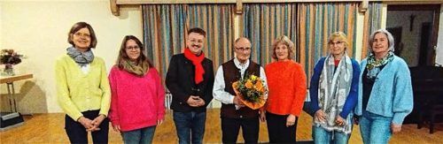 Die neue Vorstandschaft und der Dirigent Matthias Funke bedanken sich bei Sepp Wöstner. Von links Marion Natemeyer, Sandra Leitner, Matthias Funke, Sepp Wöstner, Hanni Schiefner, Gudrun Fröhlich-Hetzner und Isa Pfeffer.Foto  re