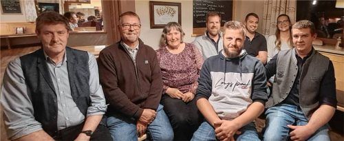 Die neue Vorstandschaft: (von links) der scheidende Vorsitzende Alois Englbrechtinger, die Kassenprüfer Max Mayer und Aloisa Winkler, Kassier Christian Mauel, Schriftführer Martin Lex und Beisitzerin Elena Hauf sowie (vorne, von links) die beiden Vorsitzenden Korbinian Englbrechtinger und Hans Stürzer junior.Foto Künzner-Hingerl