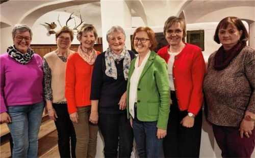 Die neue Vorstandschaft: (von links) die neue Beisitzerin Gerti Schmid, die Kassenprüferinnen Maria Neuberger und Monika Killermann, Schriftführerin Maria Haider, Vorsitzende Theresia Koller und die Beisitzerinnen Renate Wagner und Gudrun Wittmann. Foto Gillhuber