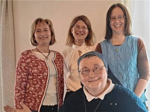 Die Ortsbäuerinnen (von links) Doris Ober aus Kienberg, Marina Vodermaier aus Pittenhart und Nicole Voderhuber aus Obing bedankten sich bei Schwester Teresa Zukic. Foto Künzner-Hingerl