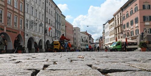Die Pflastersteine auf dem Max-Josefs-Platz in Rosenheim stellen vor allem Menschen mit Behinderung immer wieder vor Herausforderungen. Viele meiden den Bereich. Sie fordern eine barrierefreie Gestaltung. Foto Mischner