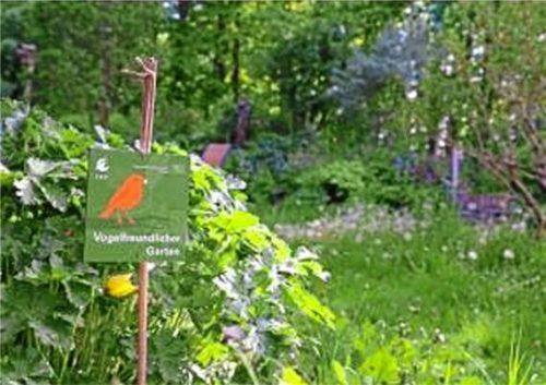 Die Plakette „Vogelfreundlicher Garten“ ist begehrt. Foto LBV
