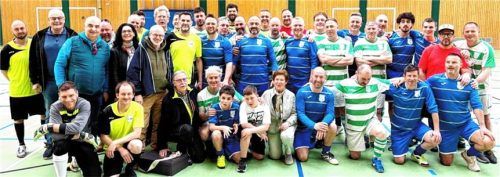 Die „Priener Löwen“ präsentieren sich mit den Fußball-Gästen aus Valdagno. Foto Hötzelsperger