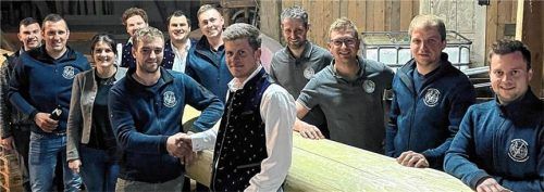 Die Rechtmehringer Burschen mit ihrer Beute.Foto manzinger