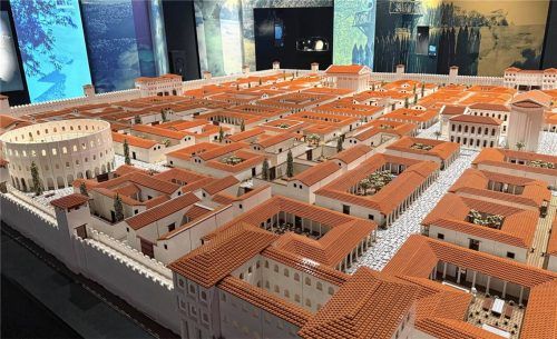 Die römische Stadt aus Lego-Steinen im Rosenheimer Lokschuppen besteht aus mehr als einer halben Million Lego-Steinen. Der Abbau muss trotzdem schnell gehen. Foto Baumeister