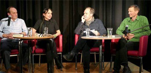 Die Rosenheimer Literaturpreisträger (von links) Alois Prinz, Natalie Buchholz und (rechts) Christian Lorenz Müller im Gespräch mit Moderator Nils Beintker.