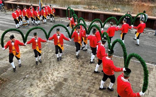 Die Schäffler beim Tanzen des Kreuzes.Foto  re