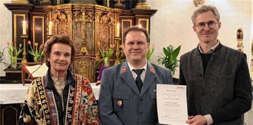 Die scheidende Stadt- und Kreisbeauftragte der Malteser Rosenheim, Stephanie Freifrau von Freyberg, mit ihrem Nachfolger Manfred Gebert und Peter Prinz von Lobkowicz, Diözesanleiter der Malteser in der Erzdiözese München und Freising.Foto  Wilhelm Horlemann/Malteser