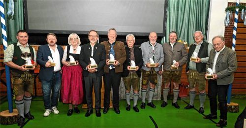 Die scheidenden Gemeinderäte mit Bürgermeister: Anton Maurer, Michael Finsterer, Monika Marx, Olaf Kalsperger, Wolfgang Rechenauer, Peter Margraf, Josef Aschenwald, Georg Dinzenhofer, Andreas Mädler und Walter Mini (von links). Foto Ruprecht