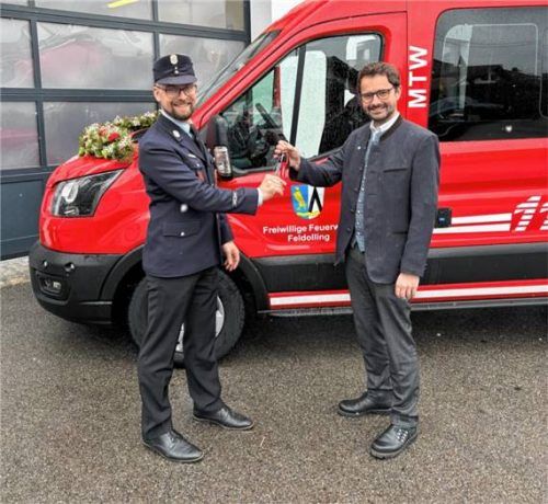 Die Schlüsselübergabe von Bürgermeister Hans Zistl (rechts) an Kommandant Robert Weber. Foto re
