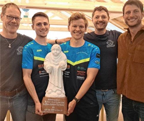 Die Schützen von Hubertus Rettenbach bekamen für den Sieg den Klosterbruder-Wanderpokal überreicht.Foto re