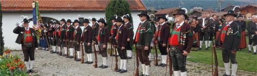 Die Schützenkompanie Kössen salutiert am Kriegerdenkmal. Foto Adersberger